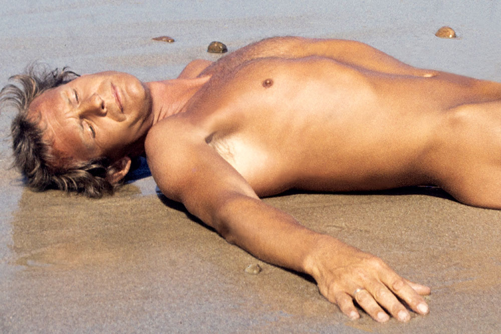 Nacktheit in freier Natur - Sonnenbad am FKK-Strand des Centre Hélio Marin Montalivet am Atlantik in Frankreich